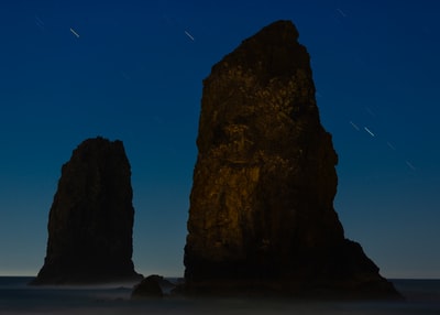 夜间岩层